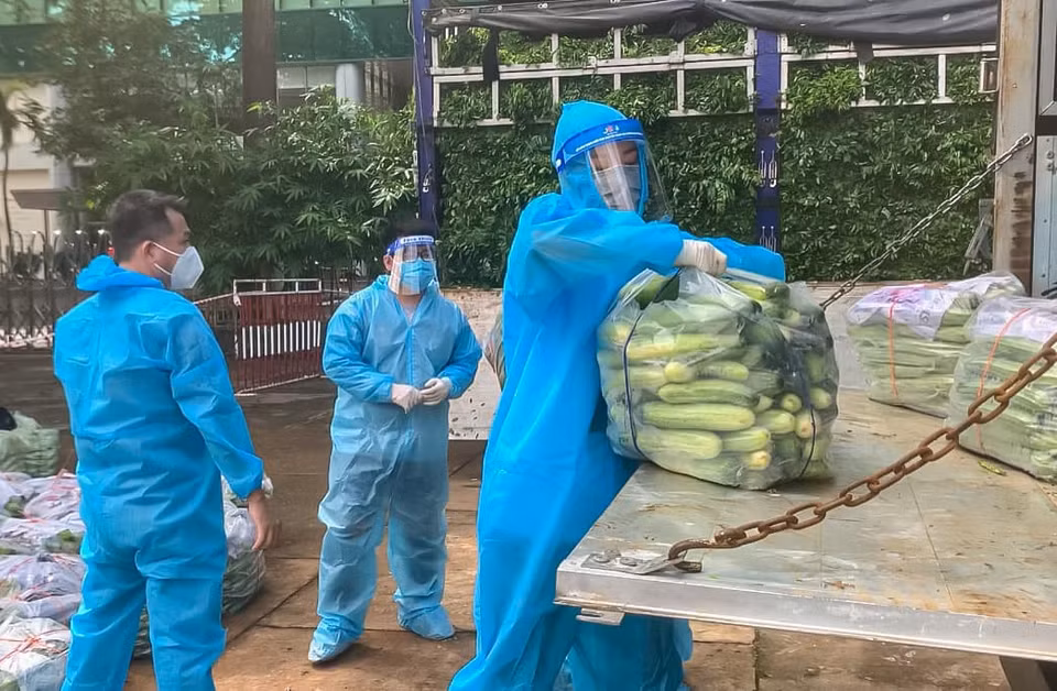 Tổng số gần 6.000 phần (trung bình 10kg/phần quà) đã tới tay các hộ gia đình, các cá nhân, các bếp từ thiện, cái mái ấm, sinh viên khó khăn… trên địa bàn Thành phố Hồ Chí Minh. (Ảnh: CTV/Vietnam+)