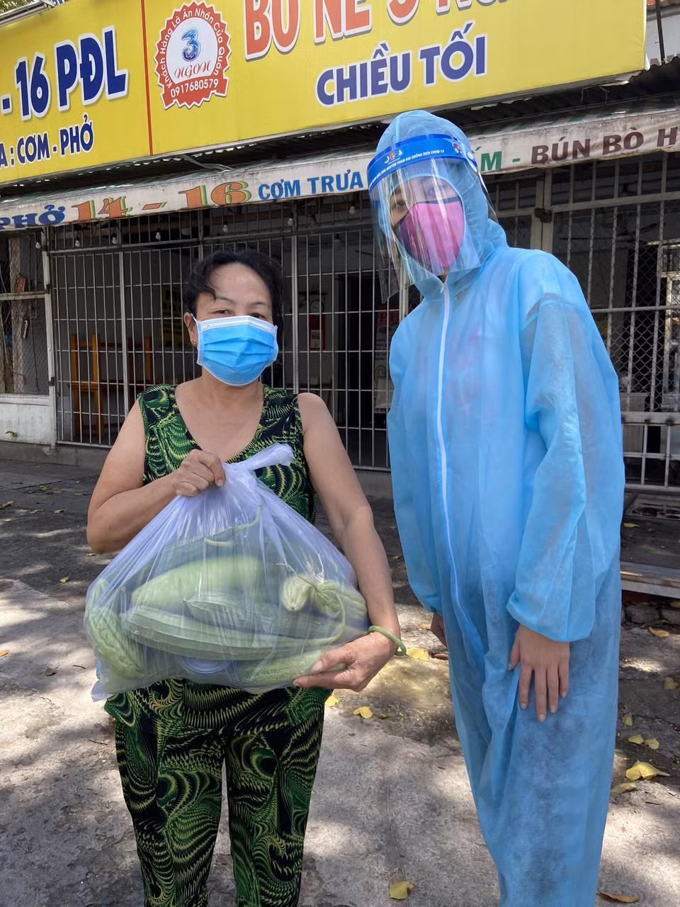 Ban tổ chức dự án ‘10 tấn thực phẩm 0 đồng’ cho biết, qua 5 đợt vận động đãquyên góp được từ các mạnh thường quân số tiền hơn 400 triệu đồng và 64,8 tấn thực phẩm. (Ảnh: CTV/Vietnam+)