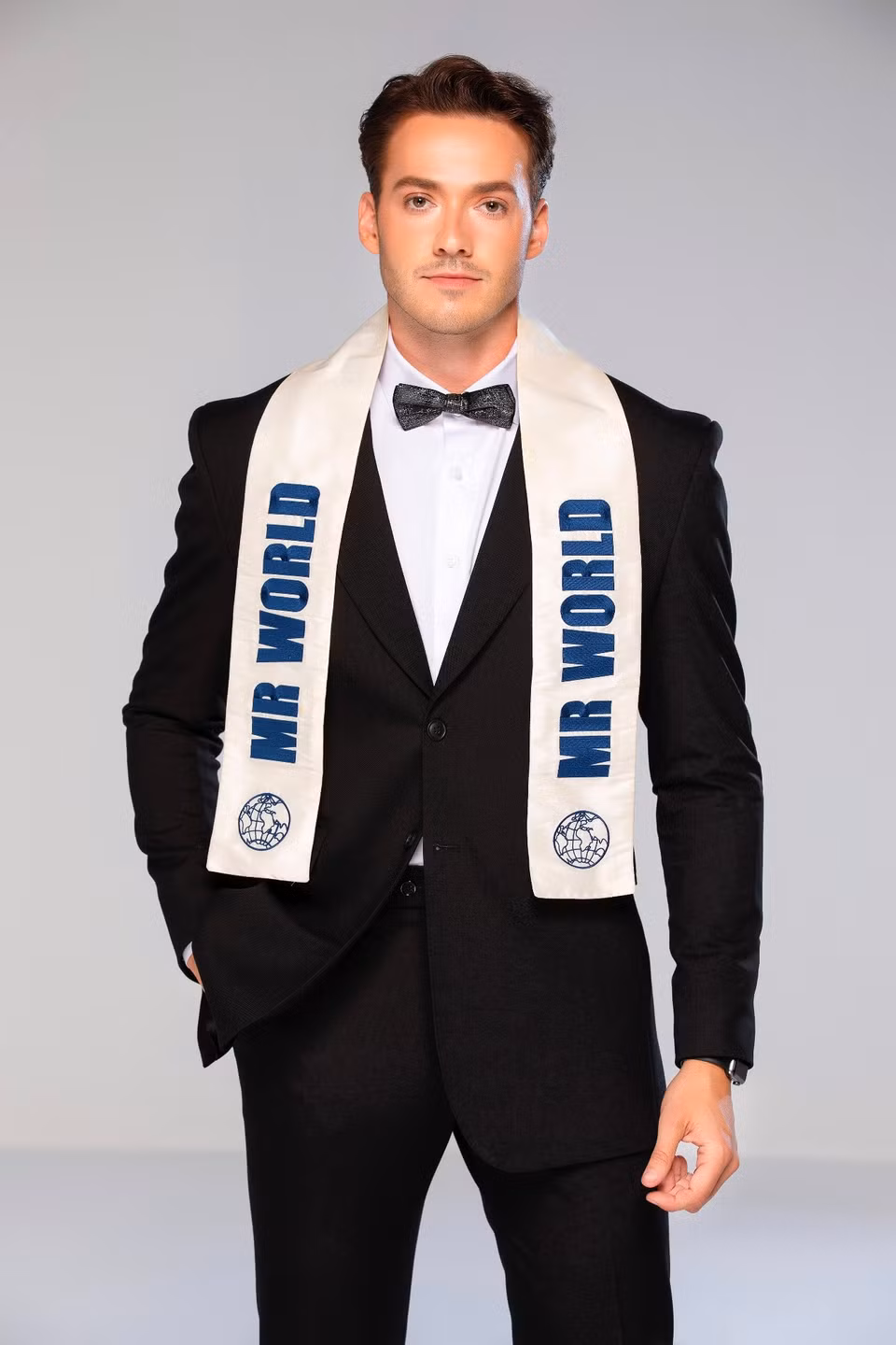 Mr World 2019 Jack Heslewood vẫn giữ vẻ điển trai, thu hút sau nhiều năm đăng quang. (Ảnh: CTV/Vietnam+)