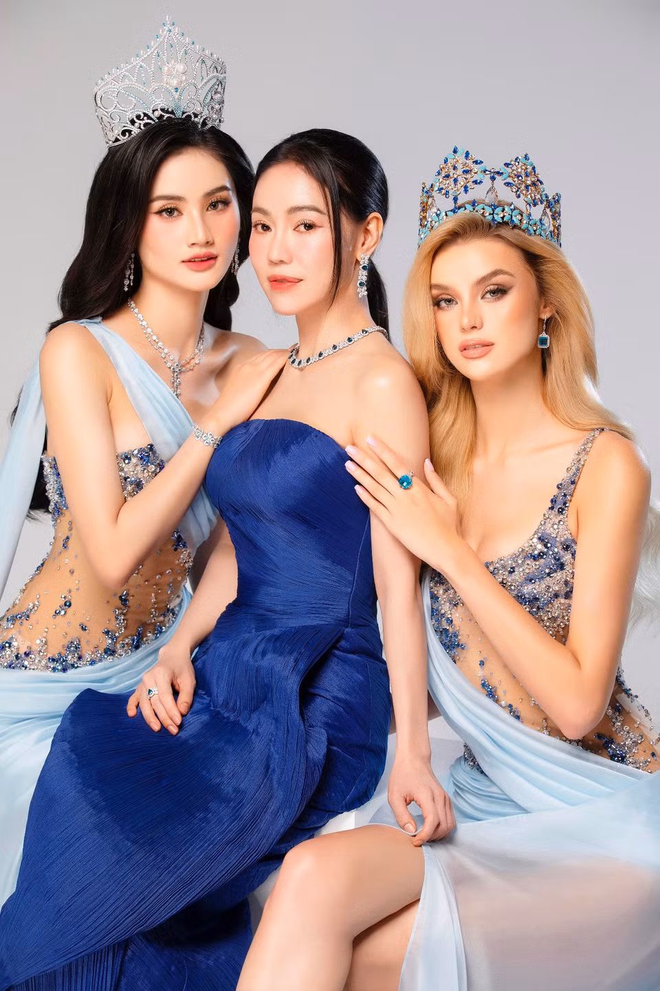 Miss World Vietnam 2024 Huỳnh Trần Ý Nhi cũng tỏa sáng cùng vẻ ngoài rạng rỡ trong khung hình chung với đương kim Miss World và "bà trùm Hoa hậu." (Ảnh: CTV/Vietnam+)