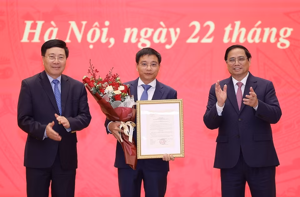 Thủ tướng Phạm Minh Chính và Phó Thủ tướng Thường trực Phạm Bình Minh trao Quyết định của Chủ tịch nước bổ nhiệm Bộ trưởng Bộ Giao thông Vận tải cho ông Nguyễn Văn Thắng. (Ảnh: Dương Giang/TTXVN)