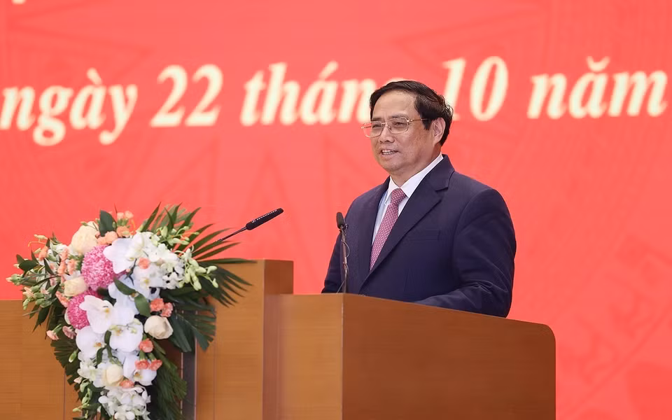 Thủ tướng Phạm Minh Chính giao nhiệm vụ cho Bộ trưởng Bộ Y tế Đào Hồng Lan và Bộ trưởng Bộ Giao thông Vận tải Nguyễn Văn Thắng. (Ảnh: Dương Giang/TTXVN)
