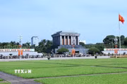 Đông đảo người dân vào viếng Lăng Chủ tịch Hồ Chí Minh. (Ảnh: Tuấn Anh/TTXVN)