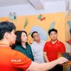 Phó Chủ tịch UBND thành phố Hà Nội Vũ Thu Hà kiểm tra hệ thống camera theo dõi quy trình tổ chức bữa ăn bán trú. (Ảnh: Nguyễn Cúc/TTXVN)