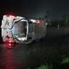 Xe cấp cứu lật nghiêng sau vụ va chạm. (Ảnh: TTXVN)