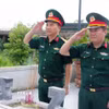 Đoàn công tác Bộ Chỉ huy Quân sự tỉnh Quảng Trị dâng hương tưởng niệm các Anh hùng liệt sỹ tại Đền thờ Liệt sỹ Trung đoàn 88, Sư đoàn 308 ở khu vực Câu Nhi. (Ảnh: TTXVN phát)