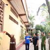 Người dân khu phố 18, phường Nhiêu Lộc, tham gia kiểm tra, vận hành hệ thống báo động của mô hình tổ liên gia an toàn phòng cháy, chữa cháy. (Ảnh: Hồng Đạt/TTXVN)