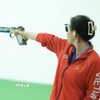 Xạ thủ Trịnh Thu Vinh thi đấu chung kết nội dung 10 m súng ngắn hơi đồng đội hỗn hợp. (Ảnh: Minh Quyết/TTXVN)