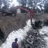 Mỗi khối bê tông đúc sẵn nặng 2,5 tấn được đặt trên lớp vải địa kỹ thuật để “hàn”, những khu vực bờ biển An Bàng bị sóng biển ăn sâu vào đất liền. (Ảnh: Đoàn Hữu Trung/TTXVN)