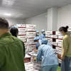 Lực lượng chức năng khám xét kho hàng của Công ty Z Holding (Ảnh: Công an cung cấp).