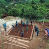 Các lực lượng tích cực tham gia xây dựng nhà ở cho nhân dân bị ảnh hưởng, thiệt hại do lũ quét, sạt lở đất trên địa bàn xã Huổi Một. (Ảnh: Quang Quyết/TTXVN)