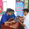 Lực lượng đoàn thanh niên cơ sở tích cực hỗ trợ người dân thực hiện "Bình dân học vụ số". (Ảnh: Nguyễn Cúc/TTXVN)