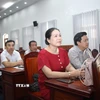 Các đảng viên, cán bộ phường Bạc Liêu (tỉnh Cà Mau) theo dõi truyền hình trực tiếp phiên khai mạc Đại hội XIV của Đảng. (Ảnh: Chanh Đa/TTXVN)