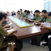 Công an tỉnh Lâm Đồng làm việc với những người được nước bạn trao trả. (Ảnh TTXVN phát)