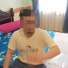 Nạn nhân Đỗ Khắc Tuấn K. khi đang ở khách sạn tại phường Tân An. (Ảnh: Công an cung cấp)