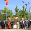 Đại sứ Vũ Hồ cùng cán bộ các cơ quan đại diện Việt Nam tại Hàn Quốc chụp ảnh lưu niệm trước tượng đài Bác Hồ trong khuôn viên Đại sứ quán. (Ảnh: Trường Giang/TTXVN)