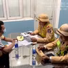 Nam tài xế làm việc với cảnh sát giao thông. (Ảnh: Công an cung cấp)