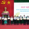 Lãnh đạo Ủy ban Nhân dân tỉnh Vĩnh Long trao Bằng khen cho các tập thể, hộ gia đình đã có thành tích tích cực ủng hộ vật chất xây dựng giao thông nông thôn và thực hiện công tác an sinh xã hội. (Ảnh: Phạm Minh Tuấn/TTXVN)
