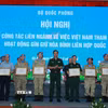Thượng tướng Nguyễn Trường Thắng, Ủy viên Trung ương Đảng, Thứ trưởng Bộ Quốc phòng trao Kỷ niệm chương "Vì sự nghiệp Gìn giữ hòa bình Liên hợp quốc" tặng cho các cán bộ, sỹ quan. (Ảnh: Trọng Đức/TTXVN)