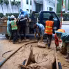 Công nhân Công ty vệ sinh môi trường đô thị Hà Nội tiếp tục dọn dẹp những vật dụng dùng trong lúc xử lý bùn nhão phun trào (ảnh chụp chiều 23/2).( Ảnh: An Đăng/TTXVN)