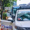 Sáng 20/4/2026, Tổ công tác Đội Cảnh sát giao thông số 7 phối hợp Công an phường Thanh Xuân tiếp cận, xử lý một trường hợp dừng xe sai quy định gây cản trở giao thông. (Ảnh: Trung Nguyên/TTXVN)