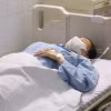 Nữ điều dưỡng N.T.A bị người nhà bệnh nhân hành hung đang được chăm sóc điều trị. (Ảnh: Bích Huệ/TTXVN)