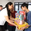 Trao quà tết cho các em khuyết tật và hoàn cảnh khó khăn. (Ảnh: Phúc Sơn/TTXVN)