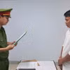 Cơ quan Cảnh sát điều tra Công an thành phố Đà Nẵng tống đạt các quyết định đối với Hà Công Tài. (Ảnh: TTXVN phát)