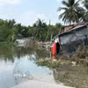 Hiện trường vụ sạt lở nghiêm trọng đã xảy ra trên tuyến đường Đông sông Phú An, thuộc xã Bình Phú, tỉnh Đồng Tháp. (Ảnh: Công Trí/TTXVN)