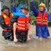 Lực lượng bộ đội và dân quân thành phố Đà Nẵng giúp dân vùng lũ. (Ảnh: Trần Tĩnh/TTXVN)