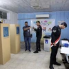 Nhân viên an ninh bỏ phiếu sớm trong cuộc bầu cử Quốc hội tại Baghdad, Iraq ngày 9/11/2025. (Ảnh: THX/TTXVN)