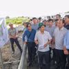 Bộ trưởng Bộ Xây dựng Trần Hồng Minh nghe báo cáo tiến độ dự án cao tốc Châu Đốc-Cần Thơ-Sóc Trăng. (Ảnh: Thanh Liêm/TTXVN)