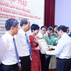 Đồng chí Lại Xuân Môn, Ủy viên Trung ương Đảng, Phó Trưởng Ban Thường trực Ban Tuyên giáo và Dân vận Trung ương trao Bằng khen cho nhà báo Ninh Hồng Nga, Tổng Biên tập Báo Tin tức và Dân tộc (TTXVN). (Ảnh: Phương Hoa/TTXVN)