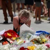 Người dân đặt hoa tưởng niệm các nạn nhân trong vụ xả súng tại bãi biển Bondi ở Sydney, Australia. (Ảnh: THX/TTXVN)