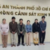 Đối tượng Đoàn Văn Bằng (thứ 3 từ trái sang) cùng 5 đối tượng đồng phạm tại cơ quan điều tra. (Nguồn: CAND)