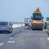 Đơn vị thi công khắc phục các vị trí bị lún trên cao tốc Hậu Giang-Cà Mau. (Ảnh: Thanh Liêm/TTXVN)