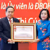 Chủ tịch Quốc hội Trần Thanh Mẫn trao Huân chương Lao động hạng Ba của Chủ tịch nước tặng Phó Chủ tịch Quốc hội Nguyễn Thị Thanh. (Ảnh: Doãn Tấn/TTXVN)