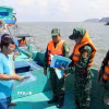 Cán bộ, chiến sỹ Đồn Biên phòng cửa khẩu cảng Hòn Chông (Bộ đội Biên phòng Kiên Giang) kiểm tra tàu cá hoạt động khai thác đánh bắt trên ngư trường. (Ảnh: Lê Huy Hải/TTXVN)