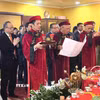 Đại diện Ban tổ chức đọc bài văn tế tưởng niệm và tri ân các Vua Hùng. (Ảnh: Trần Hải /TTXVN)