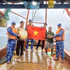 Cán bộ, chiến sỹ Tàu CSB 3002 trao tặng cho ngư dân đánh bắt trên ngư trường những phần quà tết giản dị nhưng thấm đượm nghĩa tình quân – dân. (Ảnh: TTXVN phát)