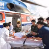 Trực thăng vận chuyển hai người bệnh từ Trường Sa về đất liền an toàn. (Ảnh: TTXVN phát)