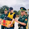 Bàn giao nhóm đối tượng cho Công an Trung Quốc. (Nguồn: Báo Lào Cai)