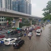 Ngập trên phố Nguyễn Trãi ảnh hưởng đến di chuyển của các phương tiện. (Ảnh: Tuấn Anh/TTXVN)