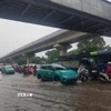 Ngập trên phố Nguyễn Trãi ảnh hưởng đến di chuyển của các phương tiện. (Ảnh: Tuấn Anh/TTXVN)