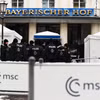 Cảnh sát gác bên ngoài Khách sạn Bayerischer Hof ở Munich, Đức, nơi diễn ra Hội nghị An ninh Munich (MSC) lần thứ 61, ngày 14/2/2025. (Ảnh: THX/TTXVN)