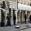 Cảnh sát gác bên ngoài Khách sạn Bayerischer Hof ở Munich, Đức, nơi diễn ra Hội nghị An ninh Munich (MSC) lần thứ 61, ngày 14/2/2025. (Ảnh: THX/TTXVN)
