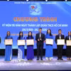 Tặng Bằng khen của Tỉnh đoàn Lạng Sơn cho các cá nhân có thành tích tiêu biểu trong đợt phát động thi đua, tổ chức các hoạt động kỷ niệm 95 năm ngày thành lập Đoàn TNCS Hồ Chí Minh. (Ảnh: Anh Tuấn/TTXVN)