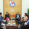 Đại diện Tập đoàn Nhật báo Vân Nam và Trung tâm Truyền thông Quốc tế Nam Á-Đông Nam Á (tỉnh Vân Nam, Trung Quốc) trao đổi thông tin với lãnh đạo Hội Nhà báo Việt Nam. (Ảnh: Nguyễn Trọng Lịch/TTXVN)