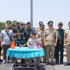 Lực lượng Bộ đội Biên phòng tỉnh Đồng Tháp tiếp nhận công dân Việt Nam do lực lượng chức năng Campuchia trao trả. (Ảnh: Nhựt An/TTXVN)