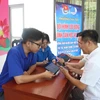 Lực lượng đoàn thanh niên cơ sở tích cực hỗ trợ người dân thực hiện "Bình dân học vụ số". (Ảnh: Nguyễn Cúc/TTXVN)